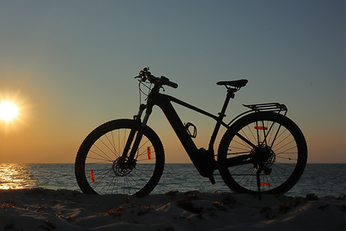 E-Bike vorm Sonnenuntergang